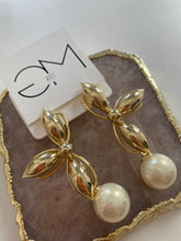 Load image into Gallery viewer, Mindy Pearl Earrings
