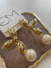 Load image into Gallery viewer, Mindy Pearl Earrings
