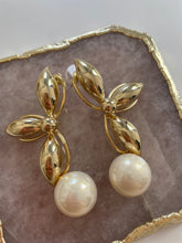 Load image into Gallery viewer, Mindy Pearl Earrings

