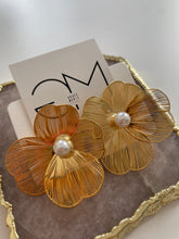 Load image into Gallery viewer, Lili Flower Pearl Earrings
