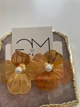 Load image into Gallery viewer, Lili Flower Pearl Earrings
