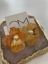 Load image into Gallery viewer, Lili Flower Pearl Earrings
