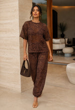 Load image into Gallery viewer, Cocoa Riviera Set✨🤎 Pantalón en encaje floral con forro integrado tipo short para mayor comodidad y cobertura, conservando el hermoso efecto transparente en la parte inferior.
