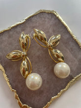 Load image into Gallery viewer, Mindy Pearl Earrings
