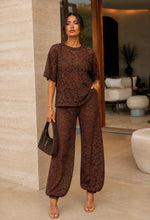 Load image into Gallery viewer, Cocoa Riviera Set✨🤎 Pantalón en encaje floral con forro integrado tipo short para mayor comodidad y cobertura, conservando el hermoso efecto transparente en la parte inferior.
