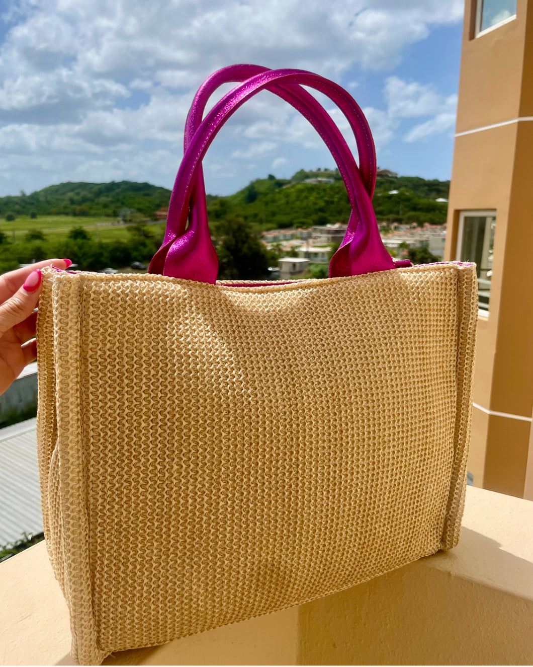 Beach Bag with metallic pink handle 💫